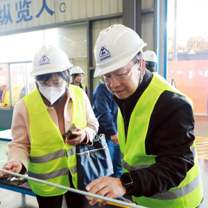 南寧市市場監(jiān)管局黨組書記、局長 李善欽率隊到縱覽集團調(diào)研指導(dǎo) ...